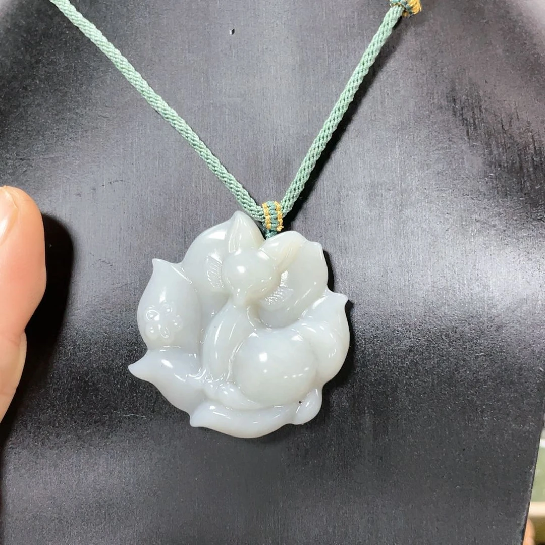 蛇纹石玉颈饰合金