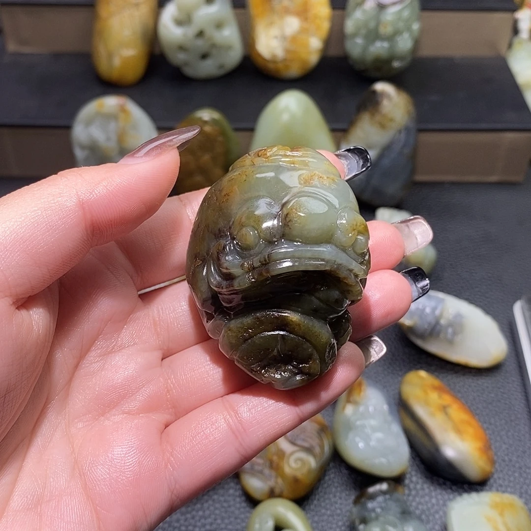 碧***深和田玉未镶嵌颈饰