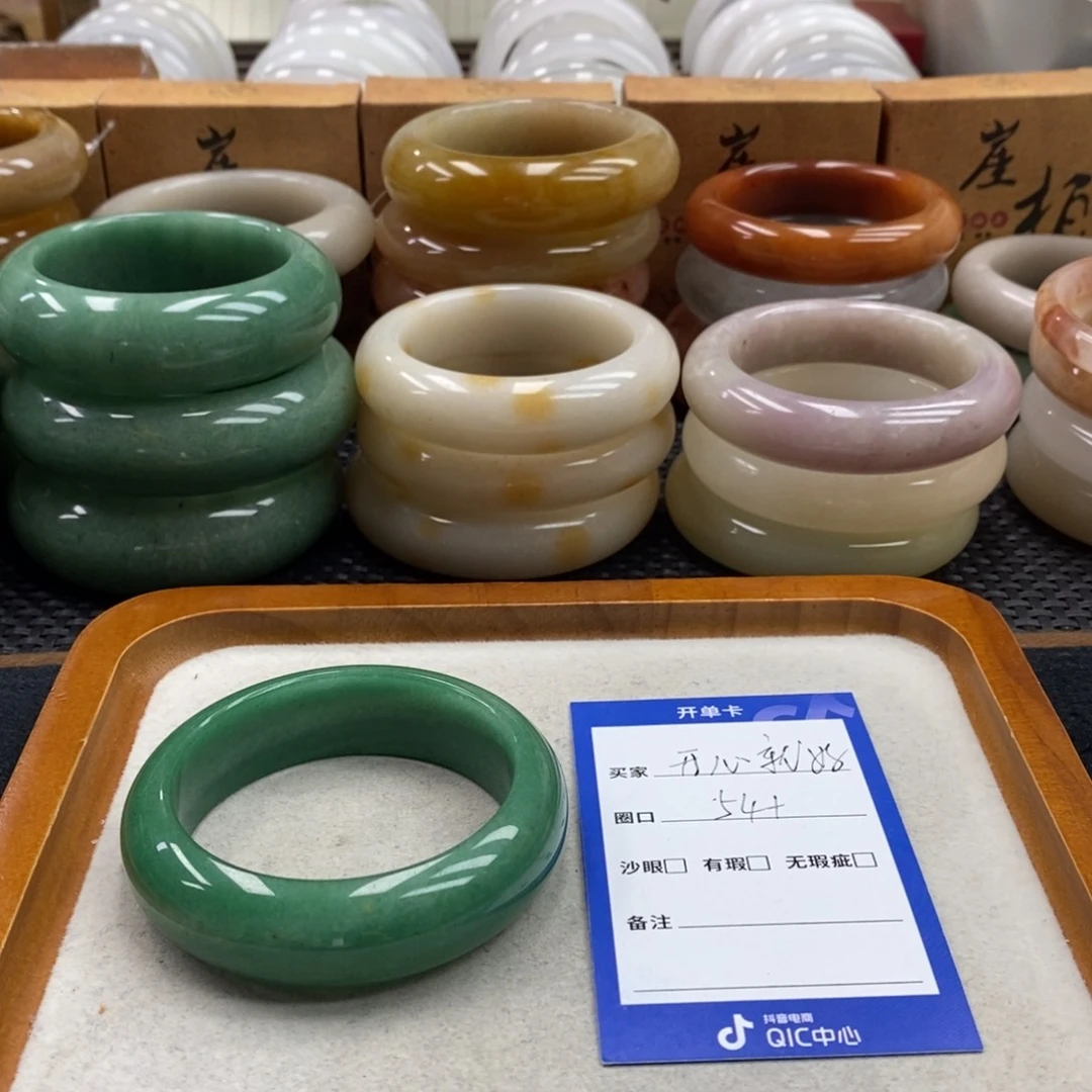 *****石英质玉手镯未镶嵌