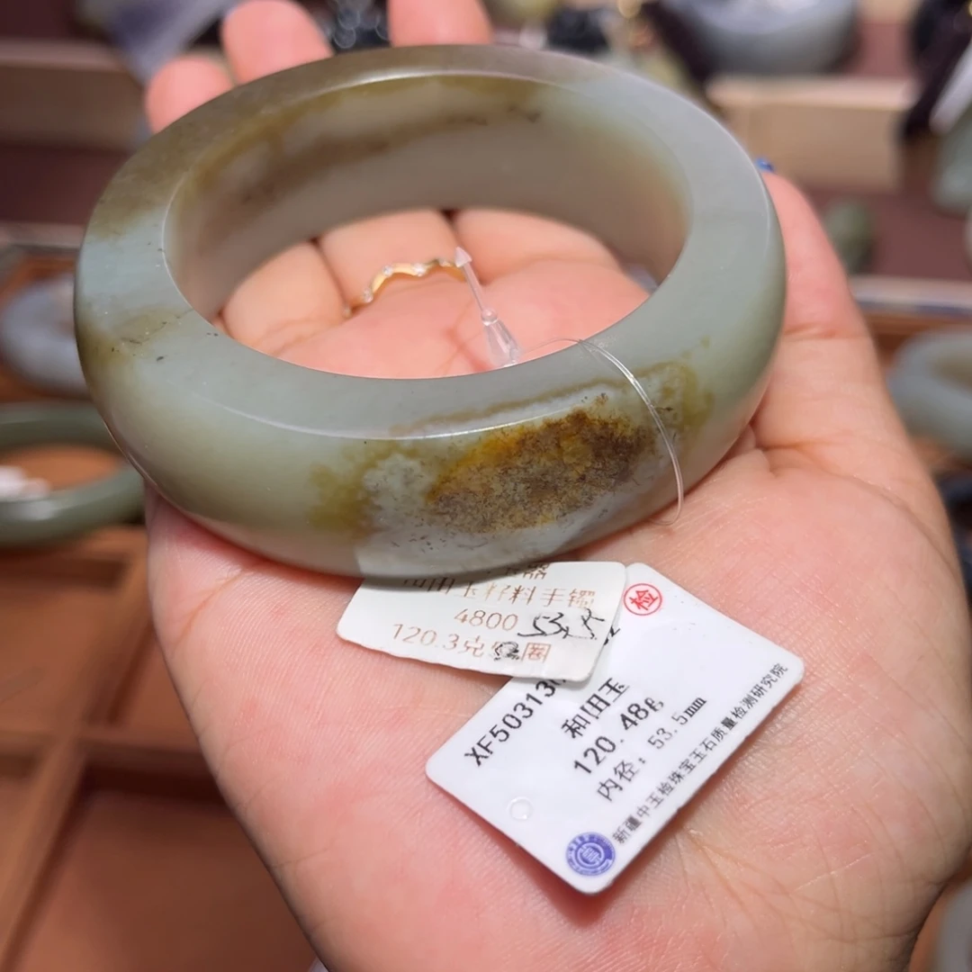 和田玉未镶嵌手镯