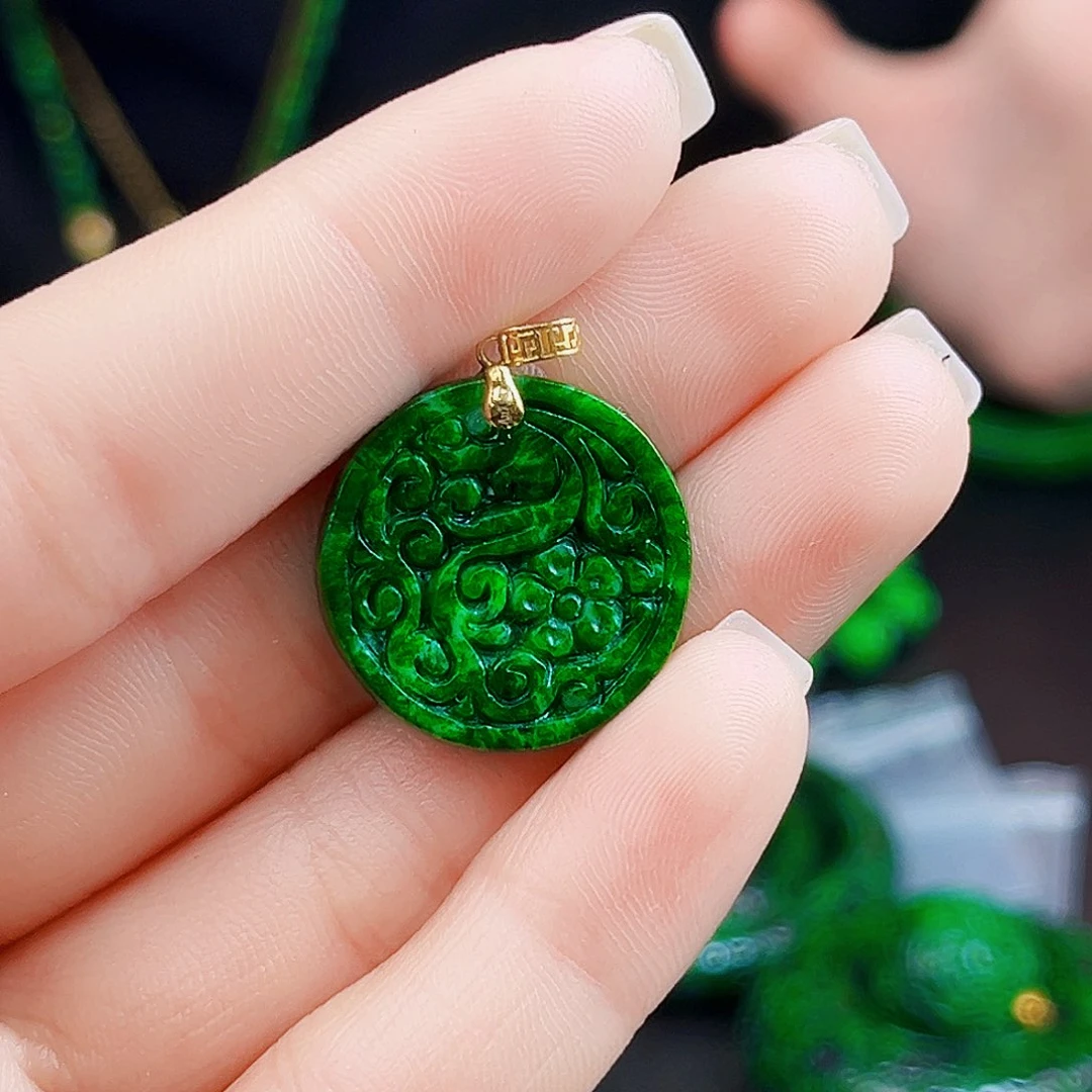 颈饰18K金镶嵌翡翠多样性