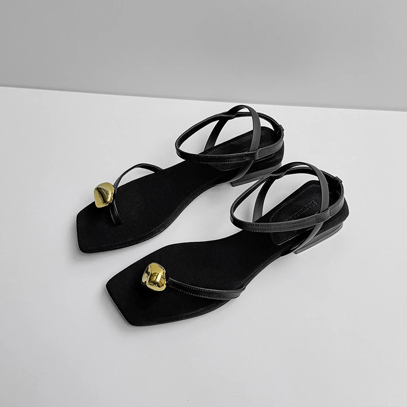 爆款方头真皮凉鞋粗跟露趾休闲金属装饰夹趾凉鞋女软底简约平底