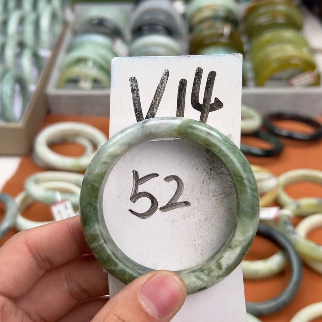 岫玉手镯未镶嵌天然岫玉微瑕，可以正常佩戴