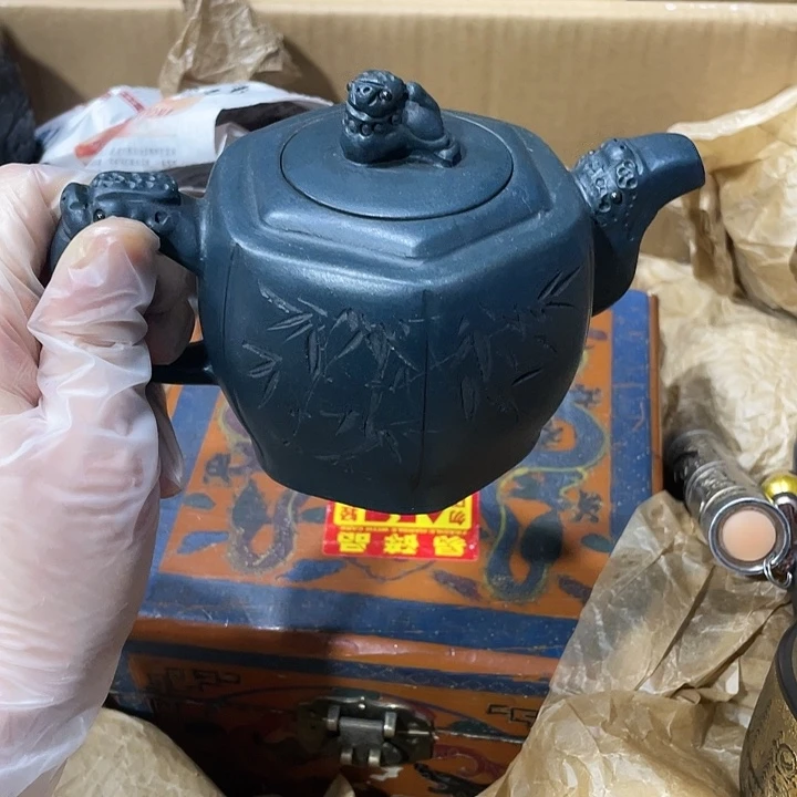 茶壶紫砂原矿泥料手工制作的一把紫砂壶。