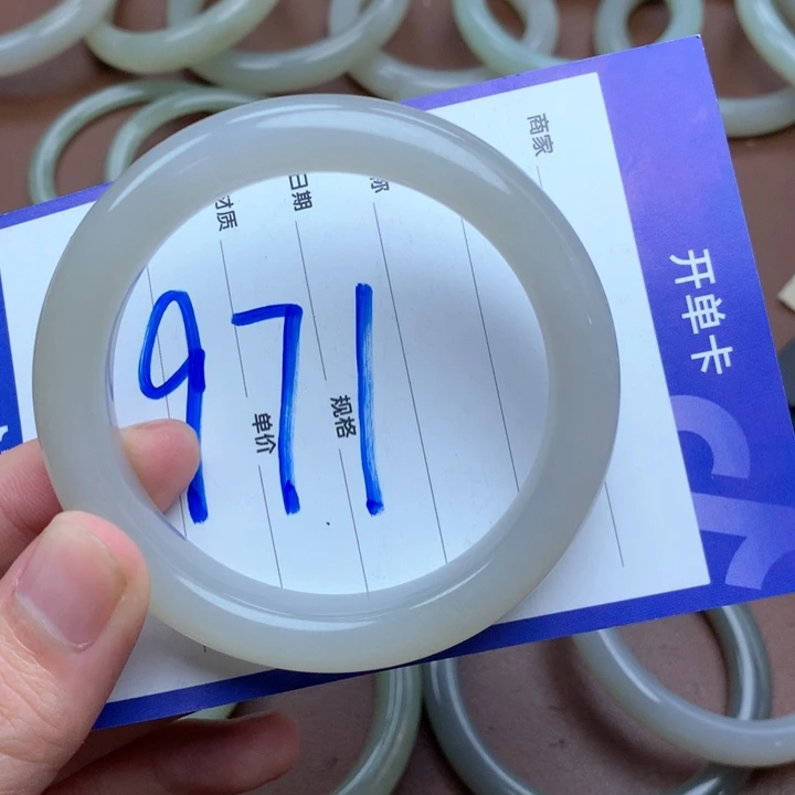 梨***子和田玉未镶嵌手镯