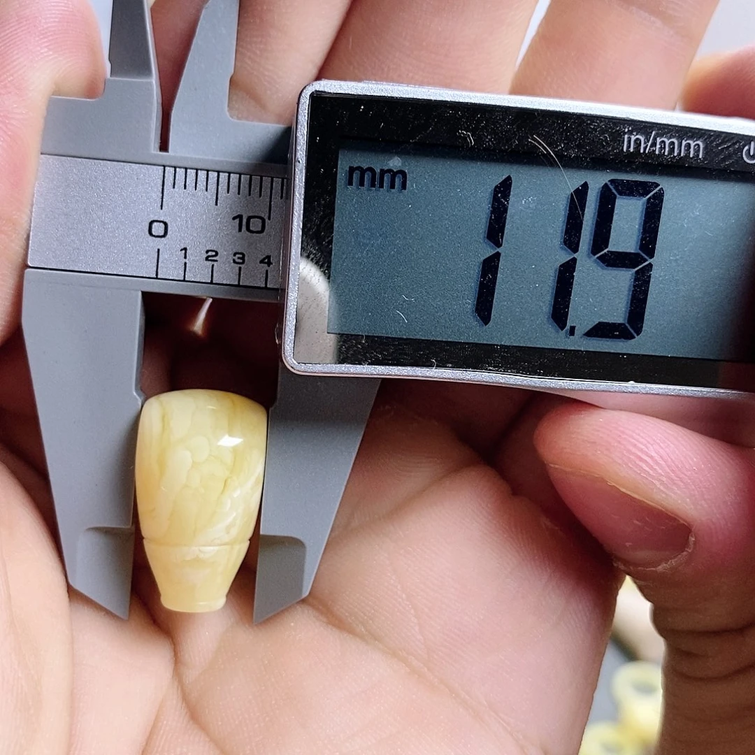 祈***安未镶嵌吊坠(不含链)琥珀