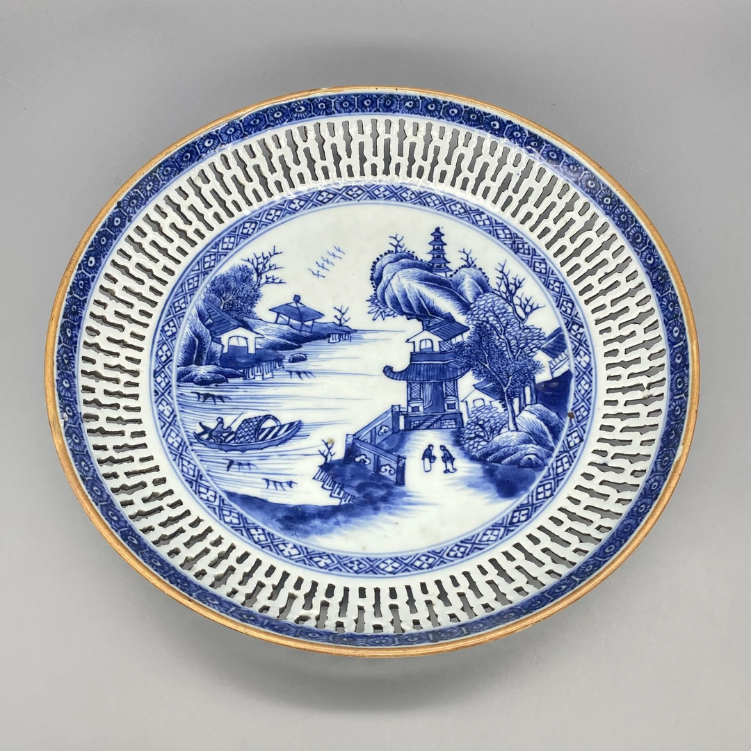 32512154*清乾隆青花山水人物镂空盘/瓷器三/江苏省文物总店/MM