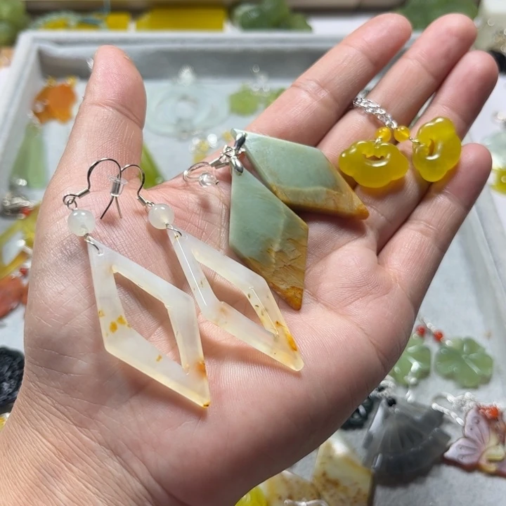 蛇纹石玉合金耳饰