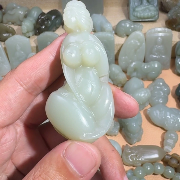 惊***讶和田玉未镶嵌颈饰