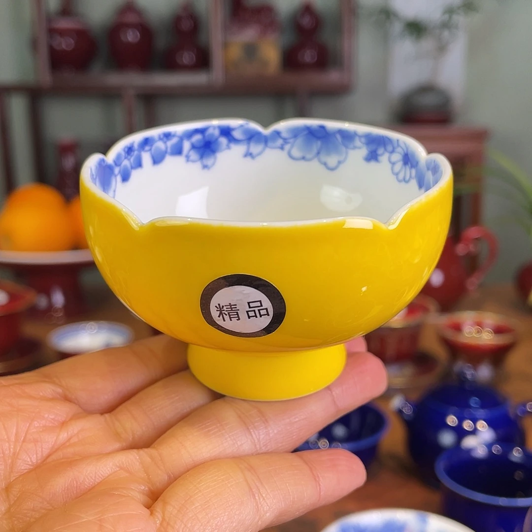 清欢雅玩原矿帝王黄内绘蝶恋花花口杯