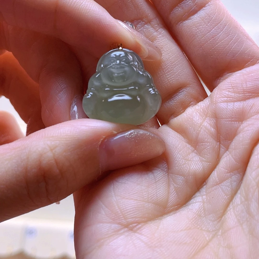 和田玉吊坠(赠链)18K金镶嵌碳**?