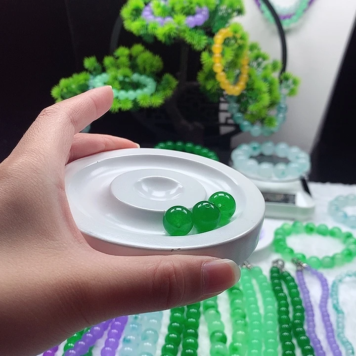 绿色。 12+。   18 颗