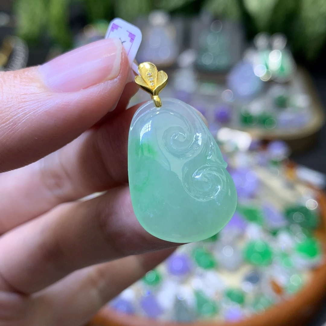 颈饰18K金镶嵌翡翠