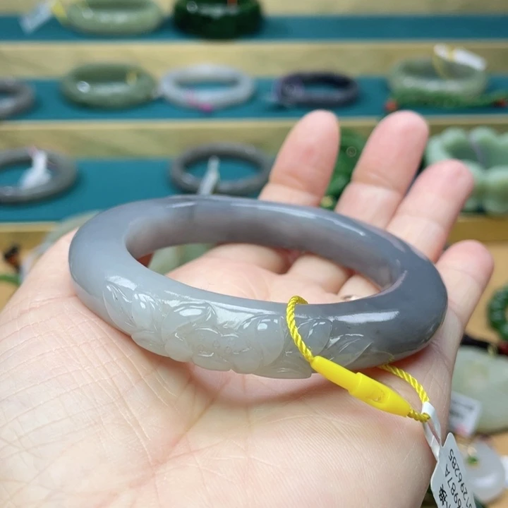 和田玉手镯57圈口。编号67未镶嵌