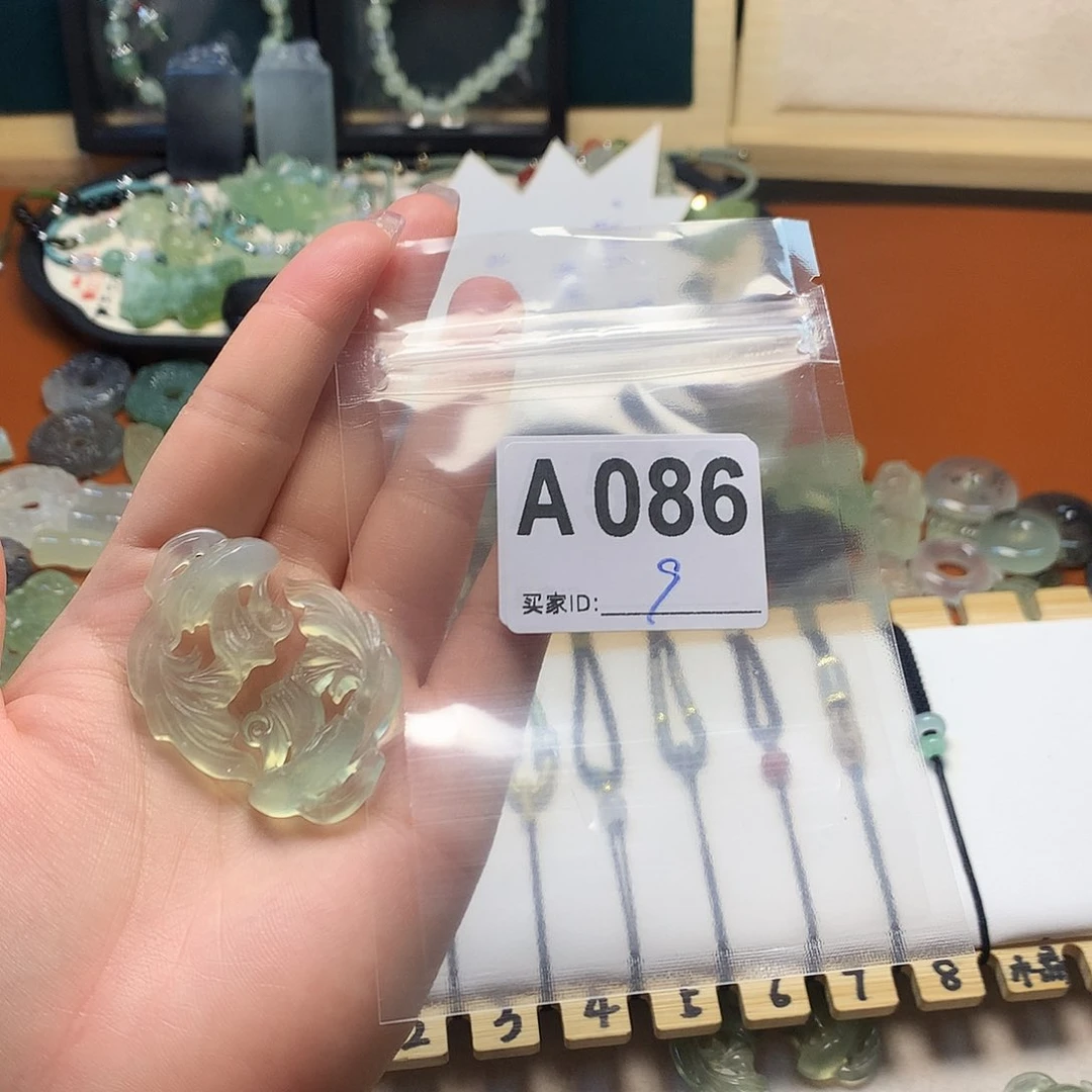蛇纹石玉颈饰合金绕****鱼