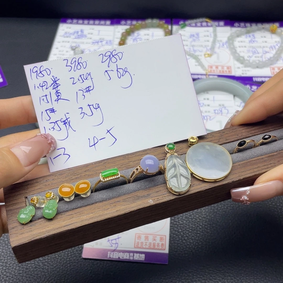 翡翠18K金镶嵌颈饰多样性发一件