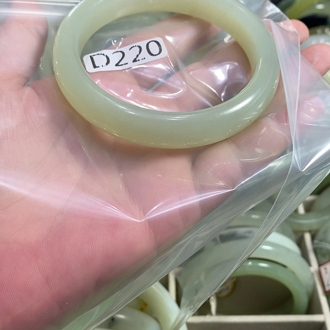 辛***欣未镶嵌蛇纹石玉手镯