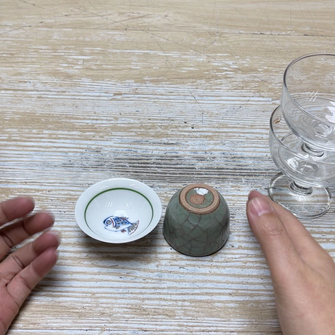 瓷片张*密密麻麻地排列着一个