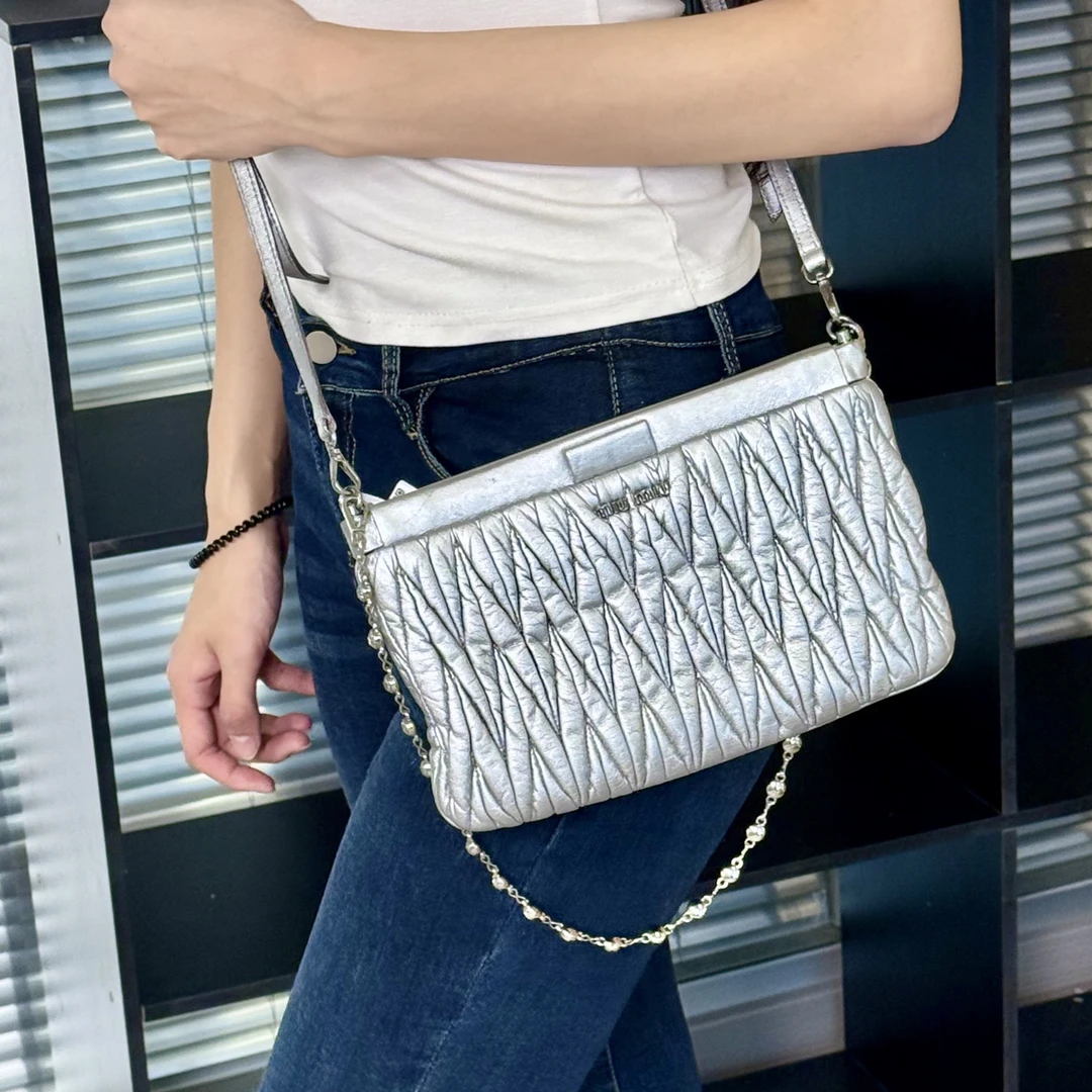 95新 MIU MIU/缪缪 液态银色褶皱皮小信封斜挎包