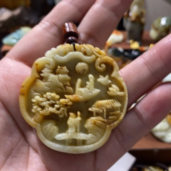 蛇纹石玉未镶嵌颈饰