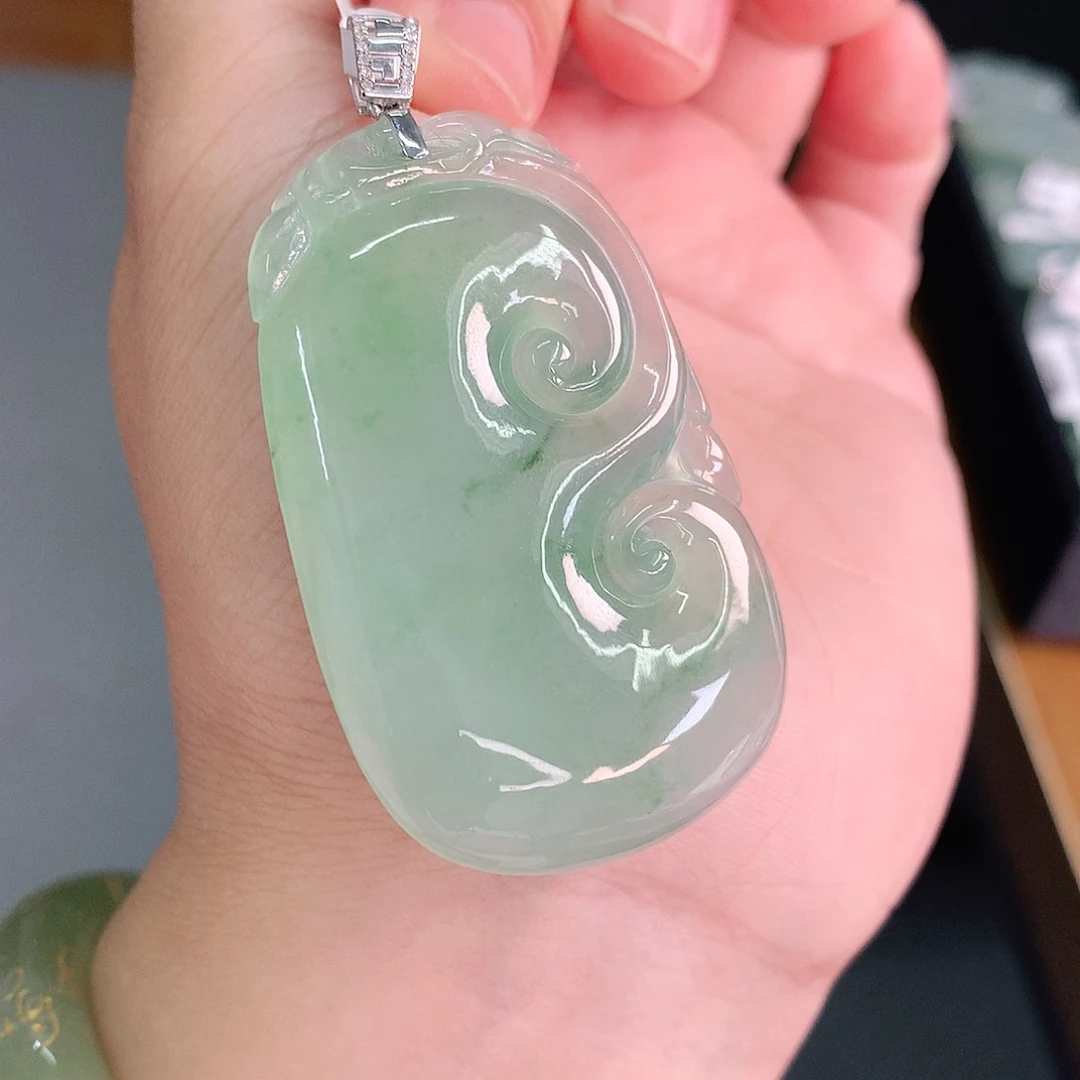 翡翠18K金镶嵌颈饰冰绿底飘绿大如意51-31-6