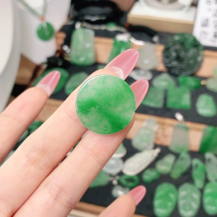 石英质玉（非洲翠）未镶嵌颈饰