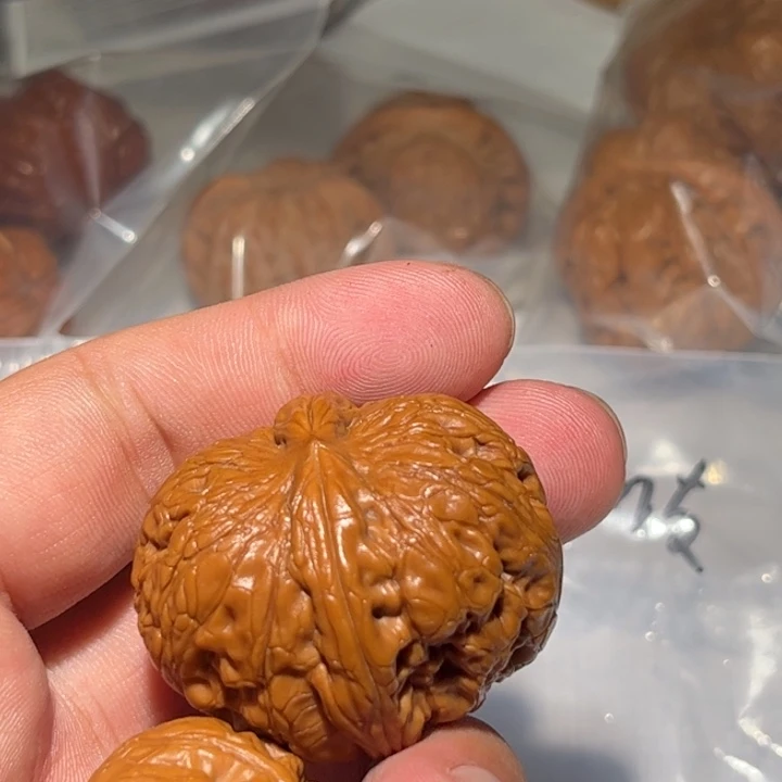 L***c文玩核桃吊坠狮子头核桃