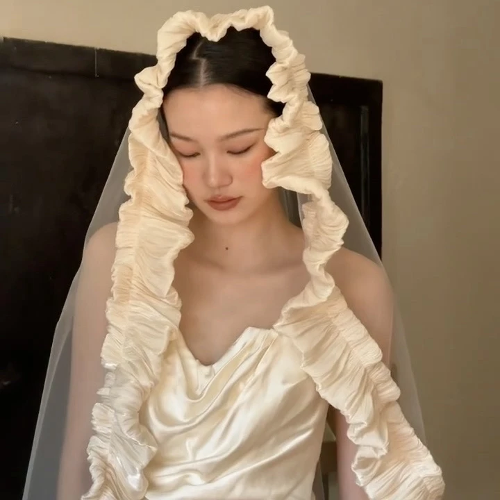 1359新款小众手作塔夫绸褶皱荷叶边头纱新娘主婚纱设计感高级拍照