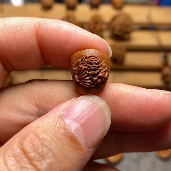 1.4龙纹桃核雕刻钟馗三通