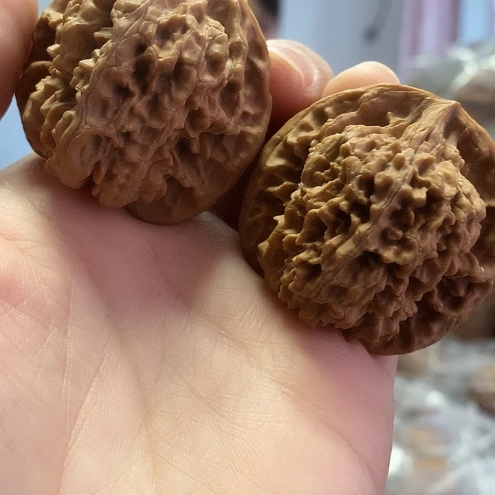 文玩核桃把件42.5红皮乾隆纹