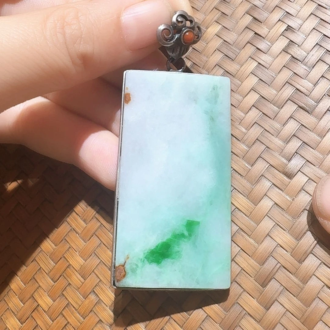 未镶嵌翡翠耳饰个性十足