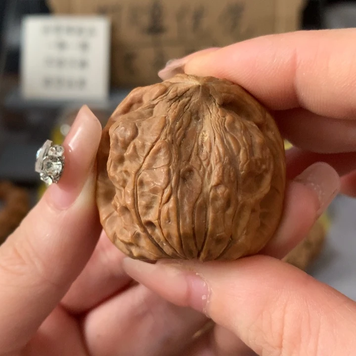 鸿***文玩核桃吊坠异形单只，有瑕疵
