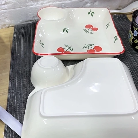微瑕，不明火，口径18厘米，高度3，2个饺子盘