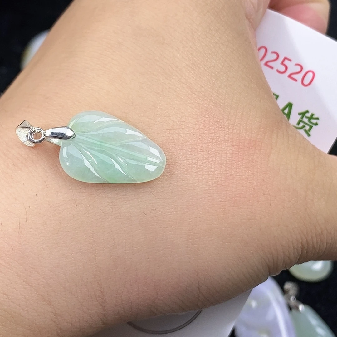 翡翠未镶嵌颈饰吊坠