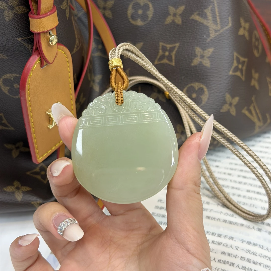 【凰一品】和田玉翠色晴水牌吊坠18k金