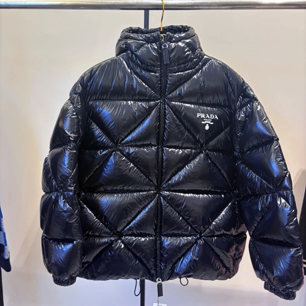 99新 Prada/普拉达 徽标亮面连帽羽绒服 /40码/2028