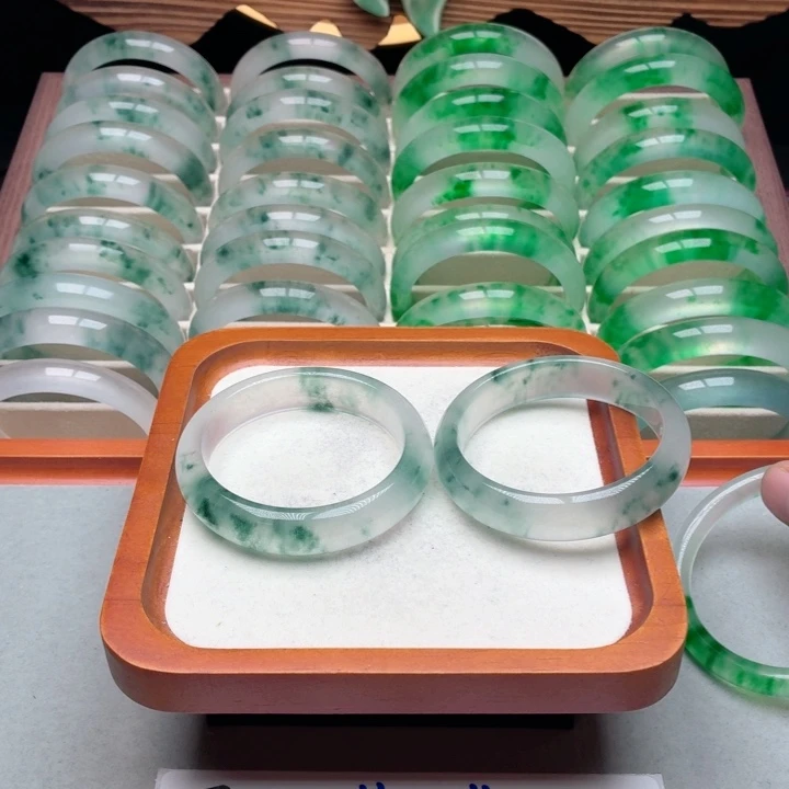 大***缺石英质玉未镶嵌手镯