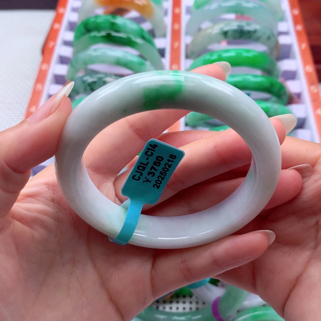 翡翠手镯未镶嵌翡翠