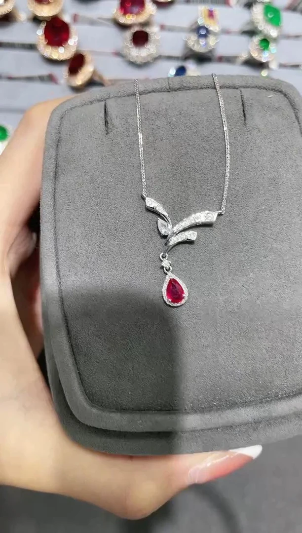 18K金镶嵌天然无烧红宝石项链天使之翼款