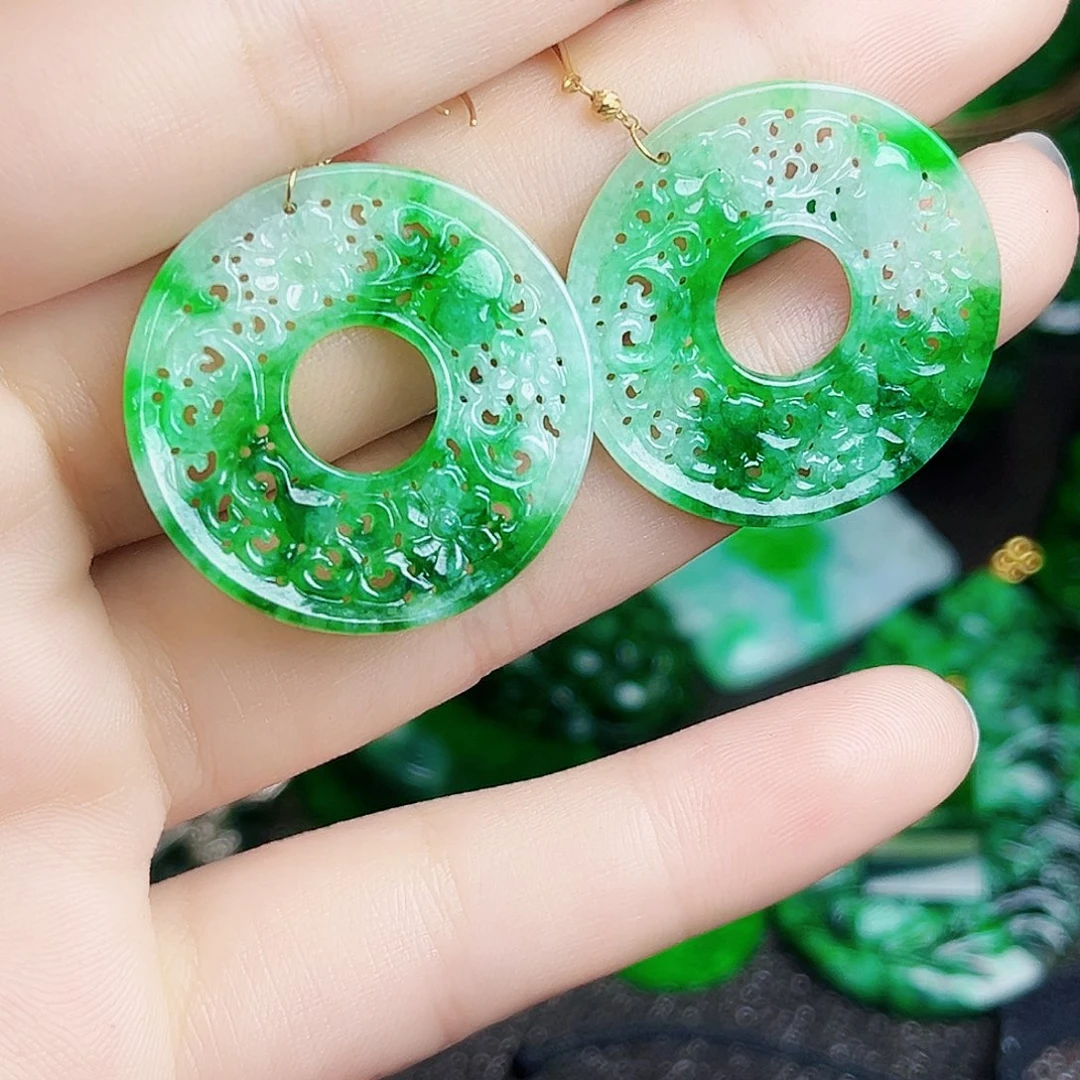 颈饰18K金镶嵌翡翠多样性