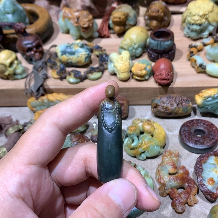 未镶嵌岫岩河磨玉（透闪石质玉）挂件