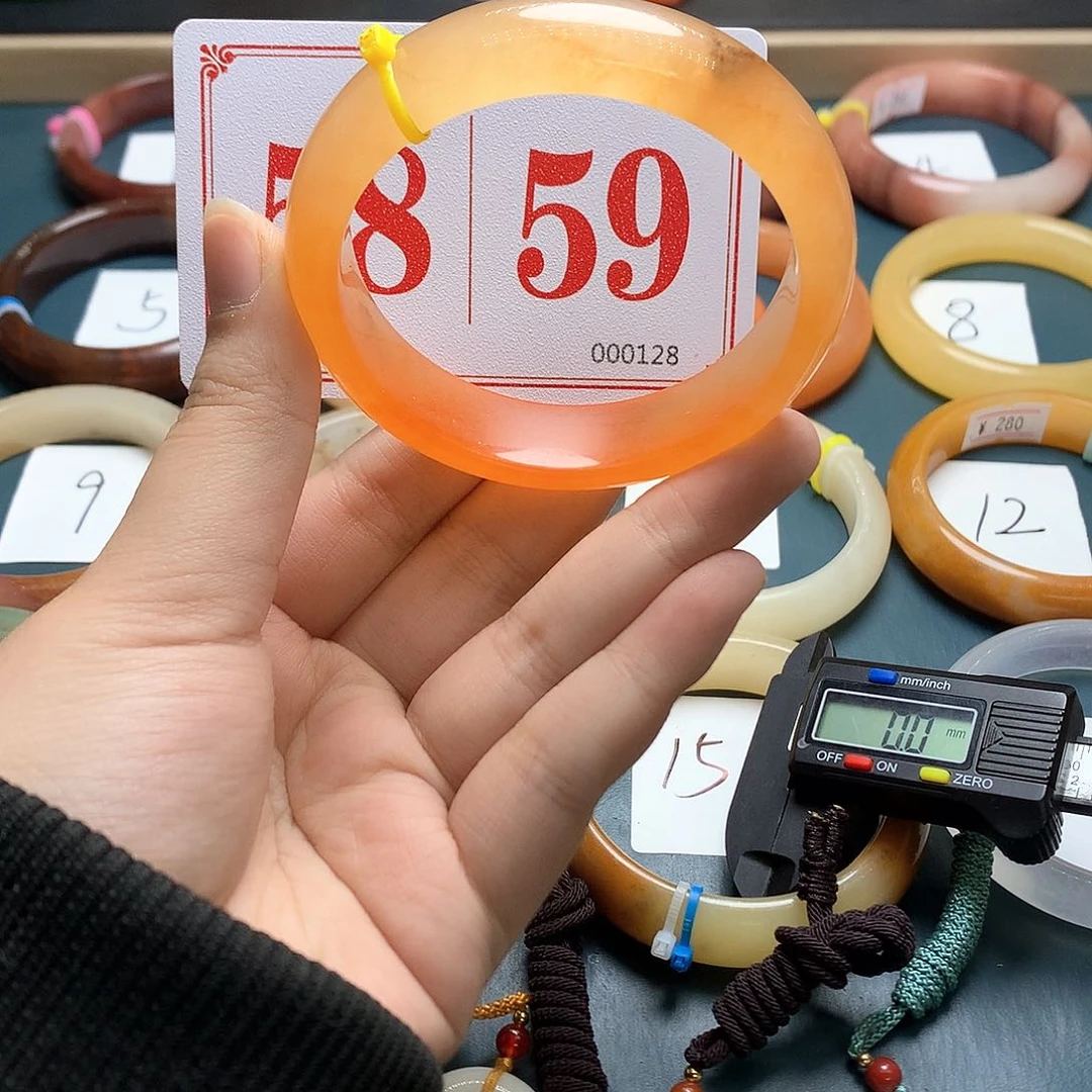 未镶嵌石英质玉（黄龙玉）手镯