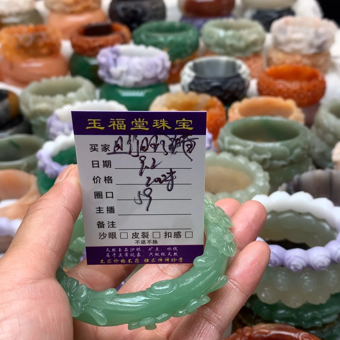 未镶嵌手镯石英质玉且****！