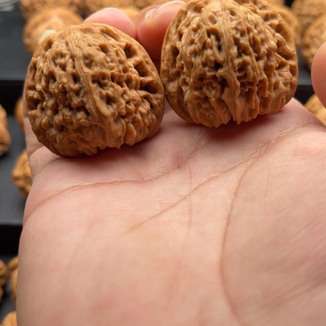 文玩核桃吊坠是*老树南疆石60，是我