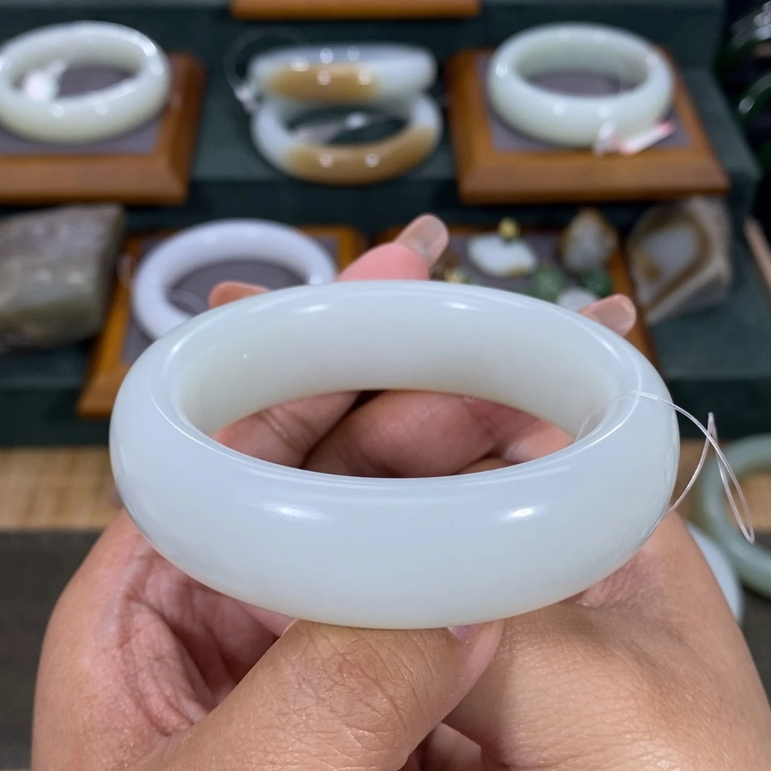 和田玉手镯未镶嵌