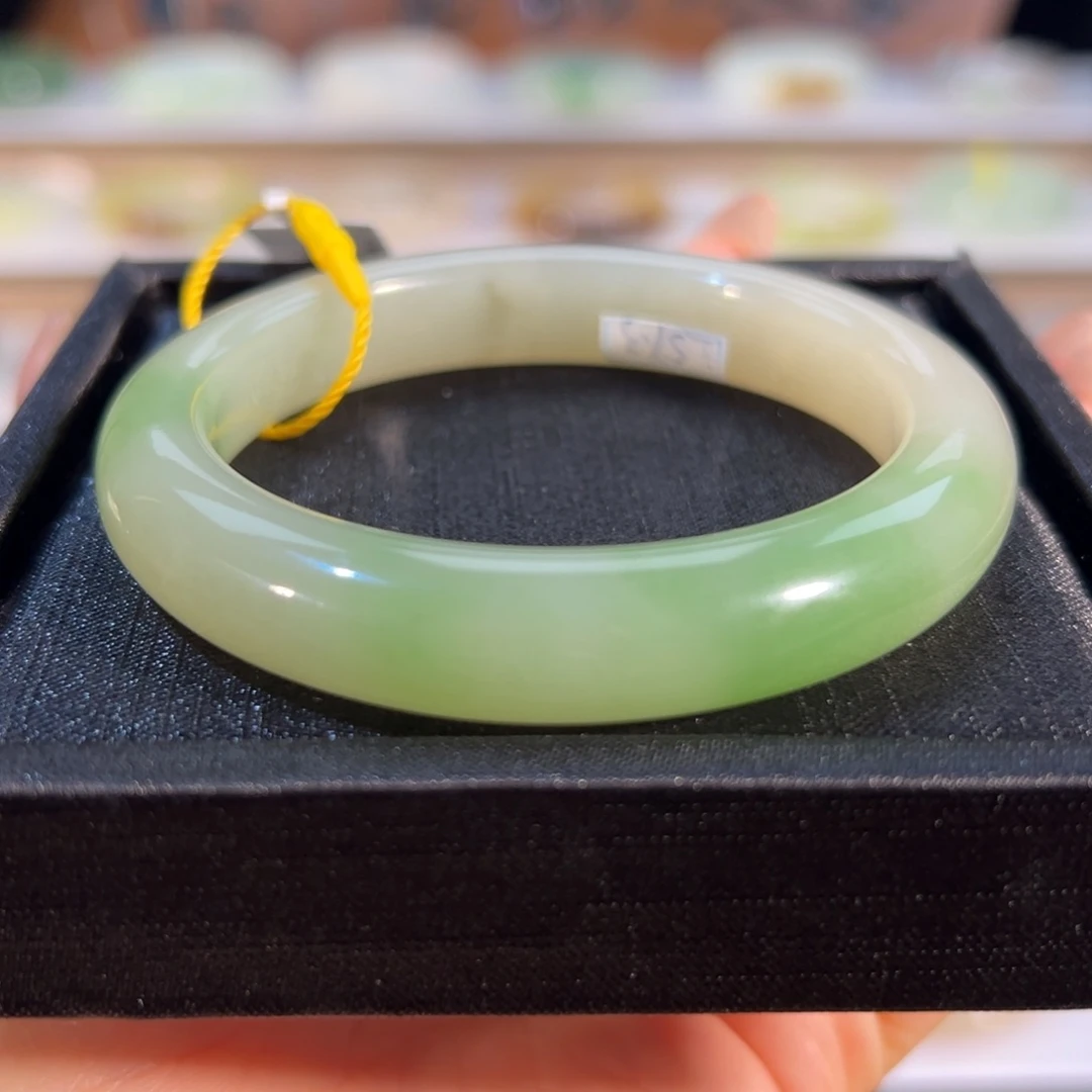 和田玉未镶嵌手镯无包容，翠青56-57