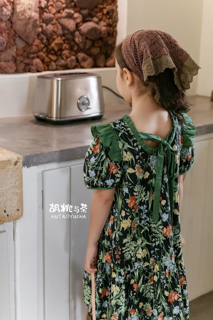【爱朵多新品花布连衣裙