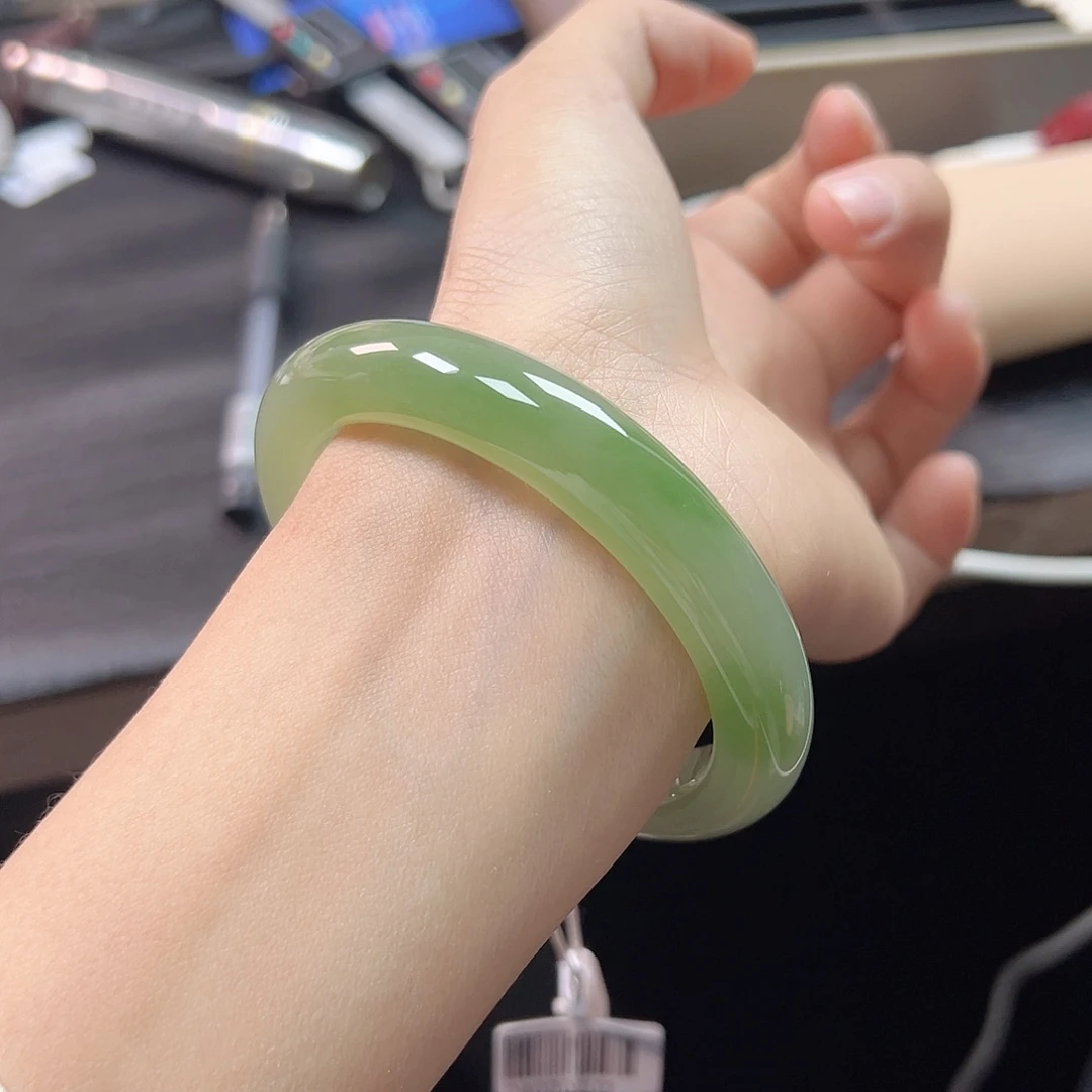 爱***倪和田玉未镶嵌手镯