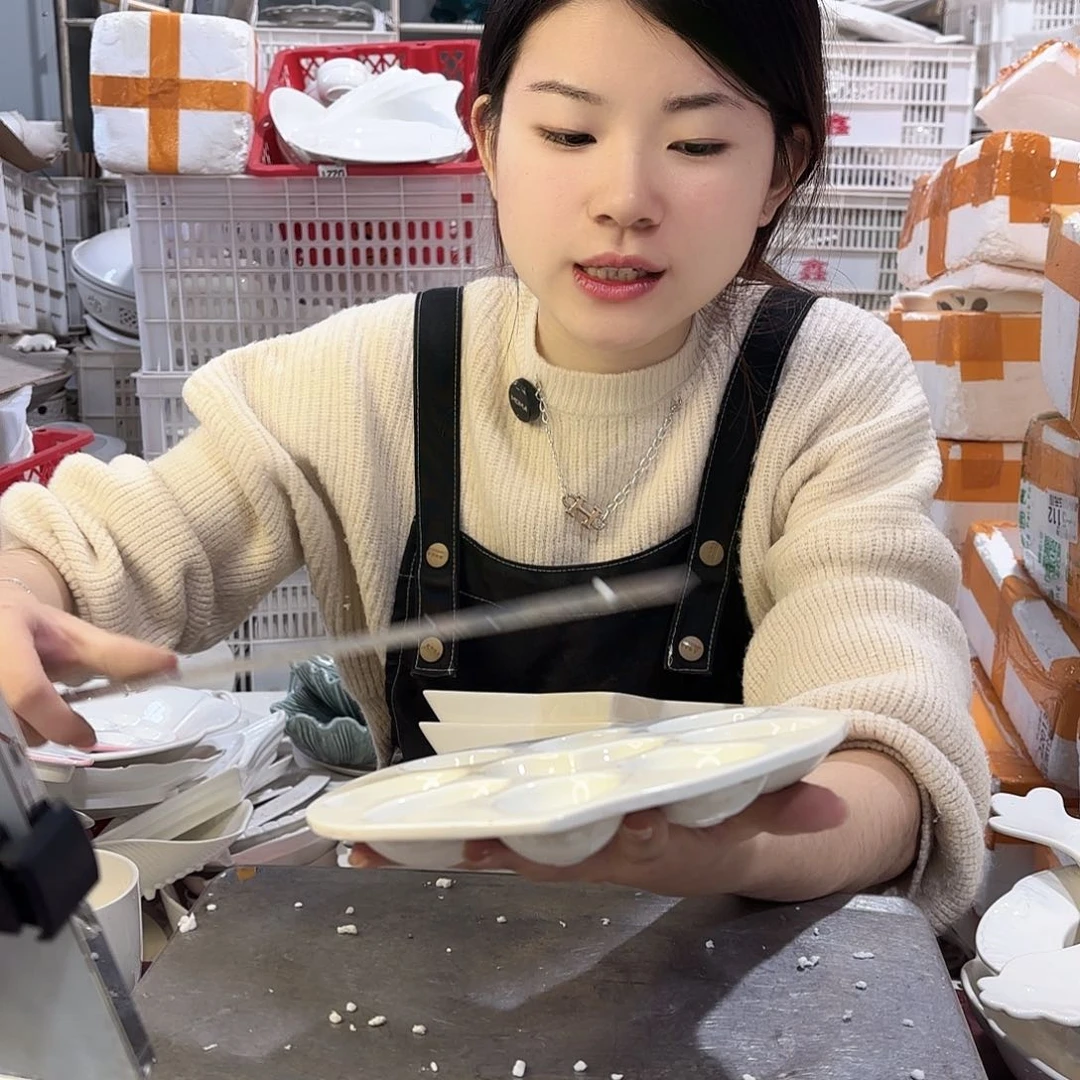 盘微瑕产品………爱心蛋盘一个