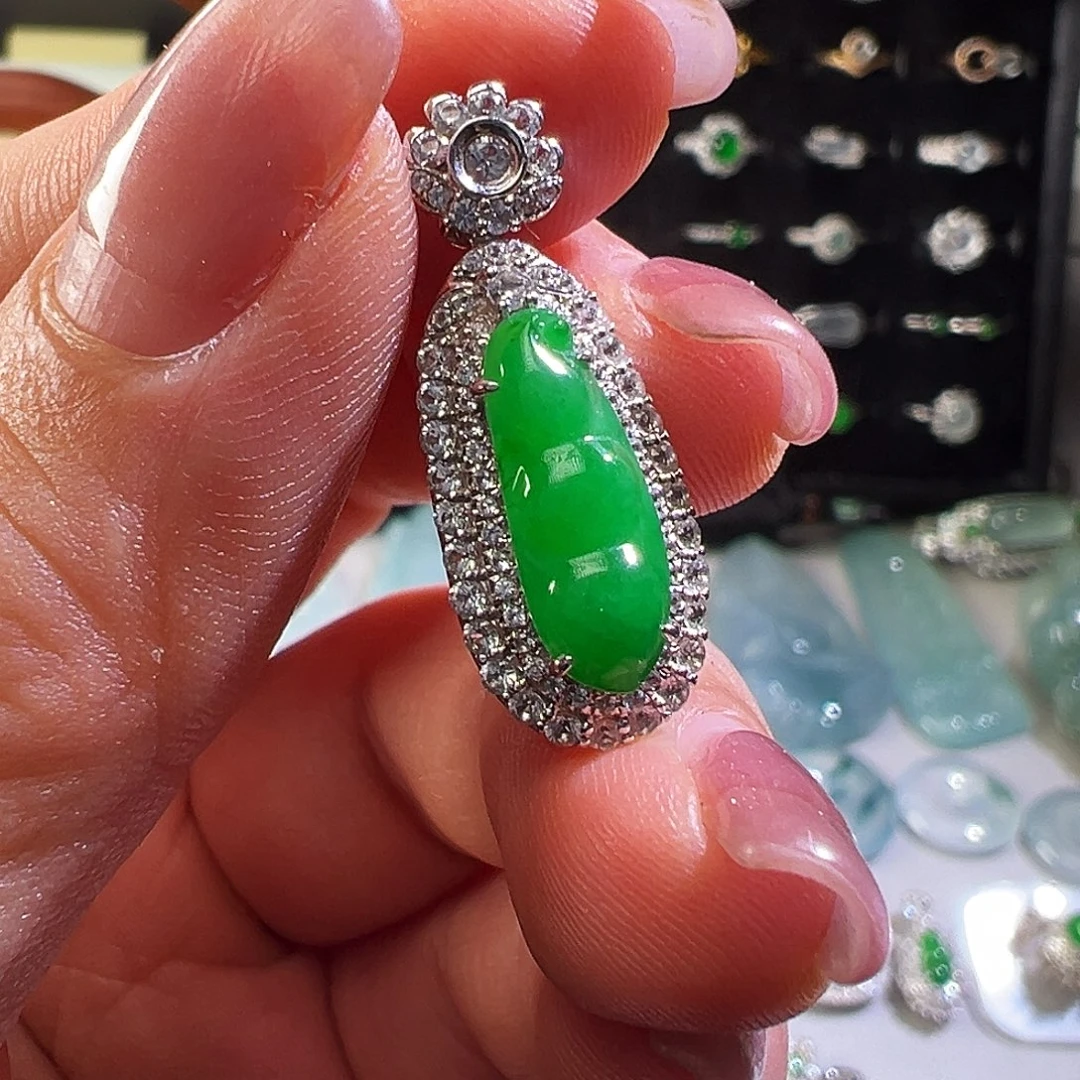 翡翠18K金镶嵌颈饰吊坠